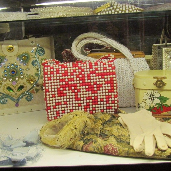 Meet your Posher, Joann. Vintage and Ready-to-wear - Picture 6 of 8